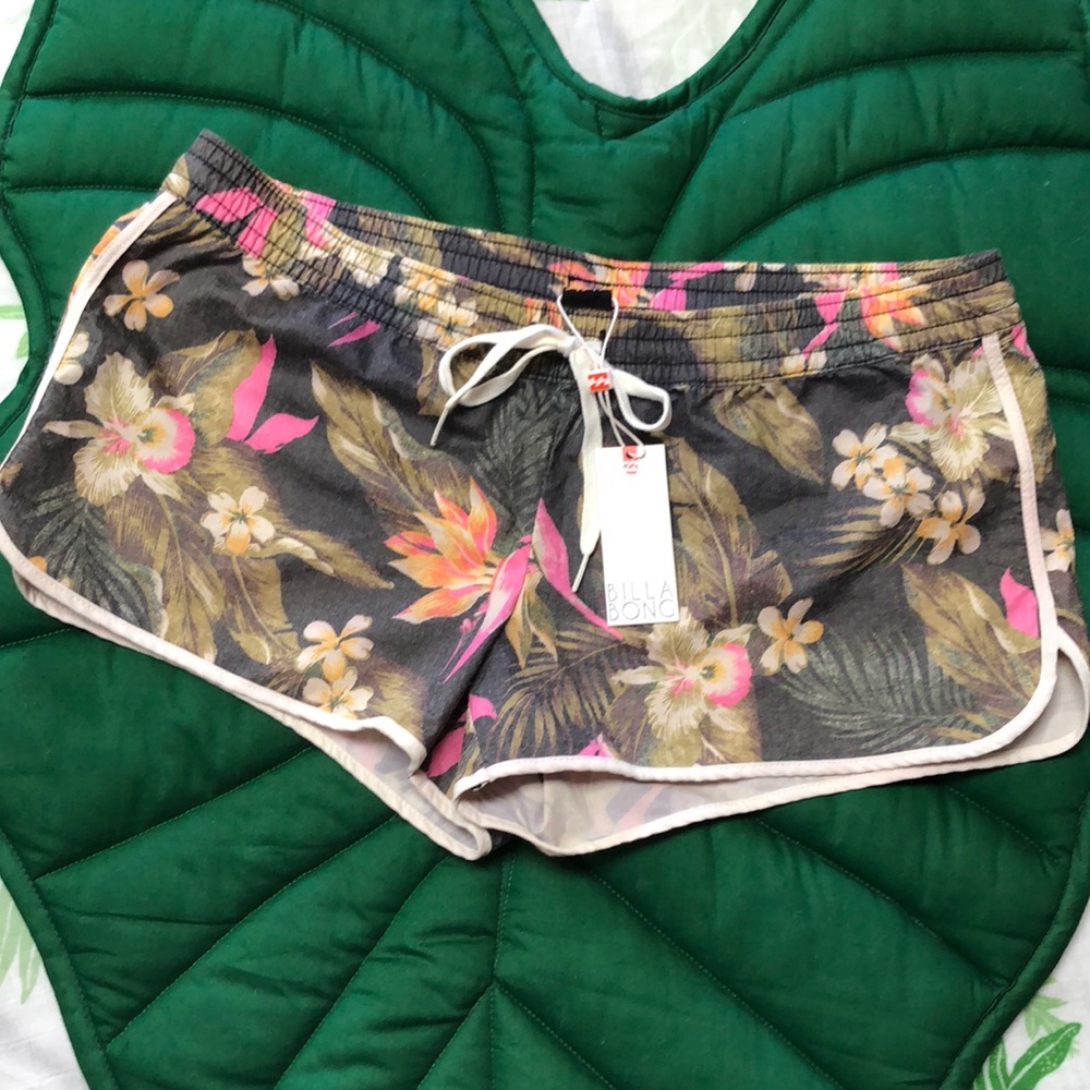 NWT Billabong retro women’s cruising boardshorts, tropical hawaiian print. L